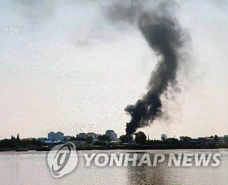 북한 신의주에서 화재…화물열차 불에 타 (서울=연합뉴스) 북·중 접경인 북한 신의주에서 지난 9일 화재가 발생해 기차역에 있던 화물열차가 전소한 것으로 전해졌다.      13일 접경지역 소식통은 "지난 9일 중국 랴오닝성 단둥에서 봤을 때 신의주 부두 인근에서 불이 나 검은 연기가 치솟는 장면이 보였다"면서 "몇시간 동안 화재가 이어졌다"고 당시 상황을 전했다.      사진은 지난 9일 신의주에서 발생한 화재로 검은 연기가 퍼지는 모습.       [독자 제공. 재판매 및 DB 금지] photo@yna.co.kr