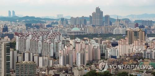 서울 마포·여의도 일대 아파트 단지 모습 [연합뉴스 자료사진] 김도훈 기자 = 정부가 다주택자를 대상으로 취득세, 종합부동산세, 양도소득세를 대폭 끌어올리는 부동산 보완대책을 발표한 2020년 7월10일 오후 서울 마포와 여의도 일대 아파트 단지 모습. 2020.7.10