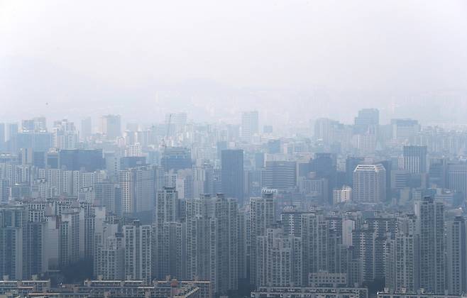 지난 8일 오후 강남구 대모산 정상에서 바라본 대치동 일대에 ‘똘똘한 한 채’로 불리는 아파트가 빽빽하게 들어차 있다. 연합뉴스