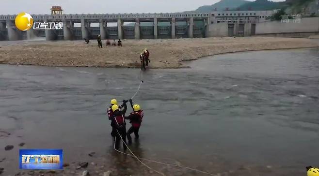 중국이 북중 접경 압록강에서 홍수에 대비해 진행한 구조훈련 [랴오닝위성방송 캡처. 재판매 및 DB 금지]