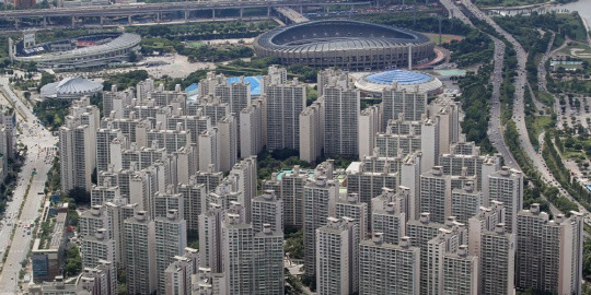 문재인 정부 출범 이후 서민들의 내 집 마련 기회가 점점 어려워지고 있다. 소득 1분위 가구가 내 집을 마련하려면 한푼도 안 쓰고 무려 18년이나 모아야 하는 것으로 나타났다. 사진은 송파구 일대 아파트 단지 모습.



<연합뉴스>