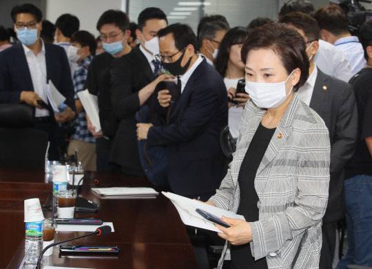 김현미(맨 오른쪽) 국토교통부 장관이 15일 국회 의원회관에서 열린 더불어민주당 국토교통위원들과의 당정협의에 참석하고 있다.   



연합뉴스