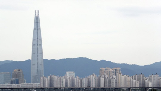 정부가 실거래 기획조사 과정에서 적발된 용산·강남 일대 부동산 의심 거래 66건에 대해 정밀 조사에 착수한다. 사진은 서울 송파구 잠실 아파트 단지 모습.  



연합뉴스