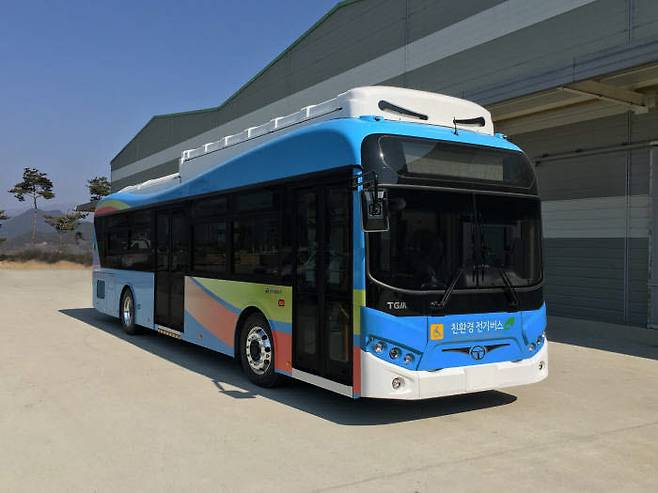 동서교통이 2016년 5월 도입한 에디슨모터스(옛 한국화이바) 전기버스.