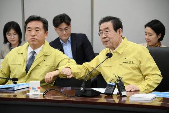 박원순 서울시장이 지난 1월 서울시청에서 열린 신종 코로나바이러스 감염증 3차 종합대책회의에서 서정협 행정1부시장 당시 내정자와 바이러스 전파 예방 인사법을 선보이고 있다. [연합뉴스]