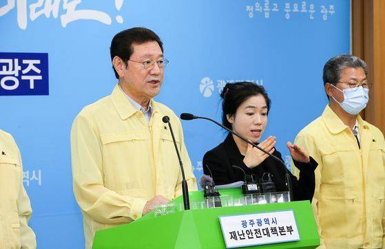 이용섭 광주시장이 지난달 28일 코로나19 대응 브리핑을 열고 방역대책을 설명하고 있다. 프리랜서 장정필
