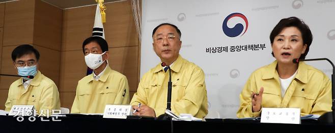 홍남기 기획재정부 장관(오른쪽 두번째), 김현미 국토부장관(맨 오른쪽) 등 정부 관계자가 7월10일 정부서울청사에서 6·17 부동산 정책 후속 대책 발표를 하고 있다./이상훈 선임기자