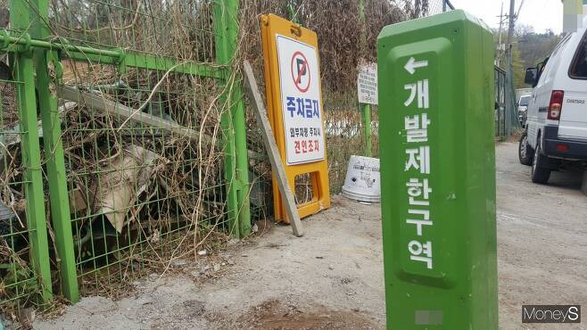 홍남기 부총리가 주택공급 확대를 위해 그린벨트 해제 가능성을 언급했다. 사진은 서울시내 한 그린벨트. /사진=김창성 기자