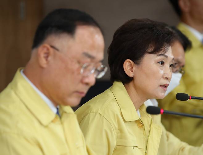 김현미 국토교통부 장관이 지난 10일 오전 정부서울청사에서 열린 7·10 부동산 대책 발표 브리핑에서 취재진 질문에 답하고 있다. 왼쪽은 홍남기 경제부총리. [연합]