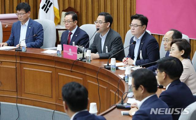 [서울=뉴시스] 김진아 기자 = 주호영 미래통합당 원내대표가 10일 서울 여의도 국회에서 열린 원내대책회의에서 발언을 하고 있다. 2020.07.10. bluesoda@newsis.com