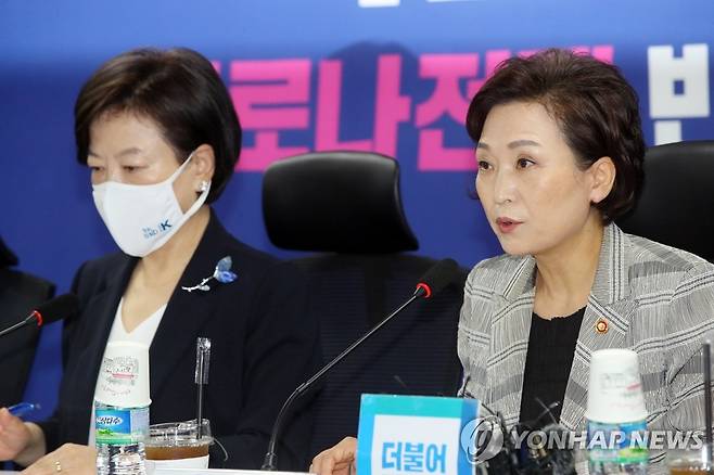발언하는 김현미 장관 (서울=연합뉴스) 진성철 기자 = 김현미 국토교통부 장관이 15일 국회 의원회관에서 열린 더불어민주당 소속 국토교통위원들과의 당정 협의에서 발언하고 있다. zjin@yna.co.kr