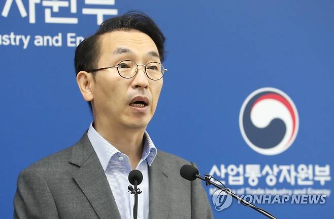 박정욱 투자정책관 '외국인직접투자, 코로나 여파로 22.4% 감소' (세종=연합뉴스) 김주형 기자 = 박정욱 산업통상자원부 투자정책관이 15일 오전 세종시 정부세종청사에서 2020년 상반기 외국인직접투자 동향 브리핑을 하고 있다. 2020.7.15 kjhpress@yna.co.kr