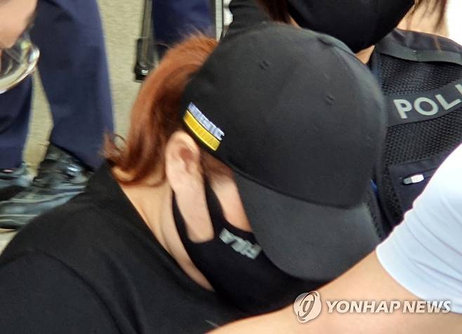 9세 소년 가방에 가둬 숨지게 한 40대 송치 (천안=연합뉴스) 이은중 기자 = 동거남의 아들을 7시간 동안 여행용 가방에 가둬 결국 숨지게 한 40대 여성이 지난 10일 오후 충남 천안동남경찰서에서 대전지검 천안지청으로 송치되고 있다. 2020.6.10 jung@yna.co.kr[연합뉴스 자료사진]