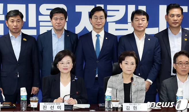 김현미 국토교통부 장관, 진선미 국토교통위원장을 비롯한 참석자들 15일 오전 국회 의원회관에서 열린 더불어민주당 소속 국토교통위원들과의 당정 협의에서 기념사진을 찍고 있다. 2020.7.15/뉴스1 © News1 이동해 기자