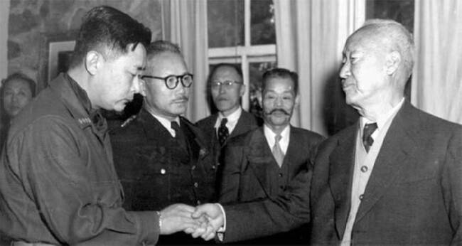 5·16 쿠데타 당시 미대사관의 필립 하비브 정치담당 참사관은 본국에 보낸 장문의 기밀문서에서 “백 장군은 다른 참모총장들보다도 더욱 부패한 것으로 유명했다”고 기술한 바 있다. 이승만 대통령과 악수하는 백선엽. 한겨레 자료사진