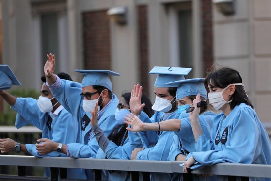 미국 뉴욕의 한 대학교 졸업식에서 졸업생들이 마스크를 쓴 채 작별 인사 중이다. 로이터=연합뉴스