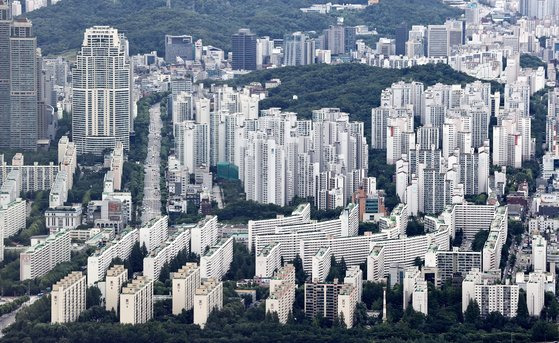 다주택자가 절세 목적 등으로 증여한 주택이 30대에게 가장 많이 간 것으로 나타났다. 사진은 서울 송파구 롯데월드타워 서울스카이 전망대에서 바라본 아파트. [뉴스1]