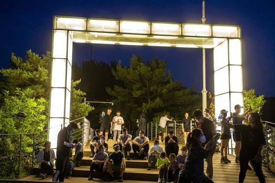 앞산 전망대. 해가 진 뒤에도 많은 대구 시민이 올라 야경을 즐기고 있었다. 장진영 기자