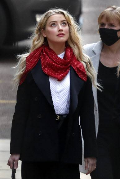 영국 현지 시간으로 15일, 런던에서 열린 재판에 참석한 할리우드 배우 엠버 허드(사진=AP 연합뉴스)