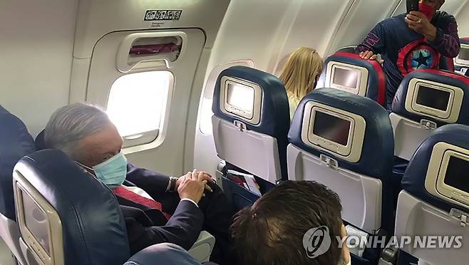 이코노미석 앉아 미국 가는 멕시코 대통령 [AFP PHOTO / ISABELLA GONZALEZ / AGENCIA REFORMA] 재판매 및 DB 금지.