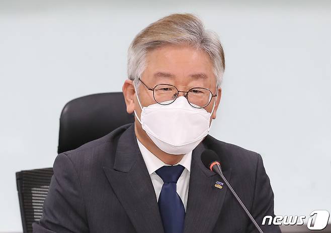 (경기=뉴스1) 진현권 기자 = 이재명 경기도지사는 17일 자신이 주창한 고위공직자의 부동산 백지신탁법안이 국회에서 발의된 것에 대해 “참으로 반가운 소식이다. 환영한다”고 밝혔다. /뉴스1 © News1 임세영 기자