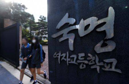 쌍둥이 자매 동시 전교 1등으로 시험 문제 유출 의혹을 받고 있는 서울 강남구 숙명여자고등학교와 이 학교 전 교무부장 집 등을 경찰이 5일 압수수색했다. 사진은 이날 숙명여고. /문호남 기자 munonam@