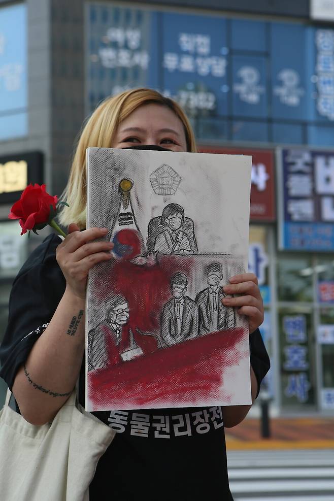한 참석자가 재판 과정 중에 그린 그림을 참석자들에게 보여주고 있다. 남종영 기자