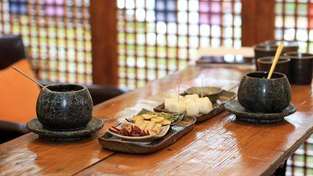 정읍의 웬만한 찻집에서 쌍화차를 시키면 가래떡과 제철과일 등 다양한 주전부리가 나온다.