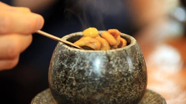 20여가지의 한약재를 달인 탕에 대추, 밤, 은행 등 고명을 넣어 만든 쌍화차.