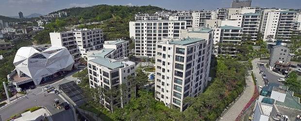 ‘7·10 부동산대책’으로 종합부동산세 부담이 급증하면서 부동산개발업체의 임대후분양이 어려워질 전망이다. 대표적 임대후분양 단지인 서울 한남동 한남더힐. /한경DB