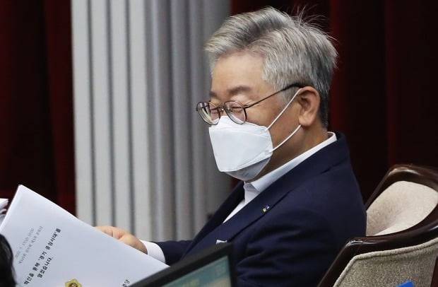 이재명 경기도지사가 17일 오전 경기도 수원시 경기도의회에서 열린 제345회 임시회 제3차 본회의에 참석하며 미소를 짓고 있다.   /연합뉴스