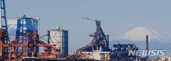 도쿄올림픽 특수 무산으로 내수 침체에 빠진 일본 철강업체들이 한국에 덤핑 판매를 본격화 하고 있다. 사진은 신일본제철 도쿄공장./사진=뉴시스