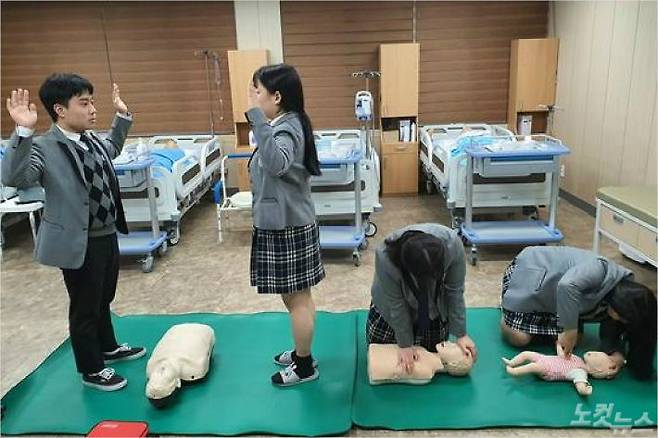 심폐소생술 실습을 하고 있는 중문고등학교 학생들(사진=자료사진)