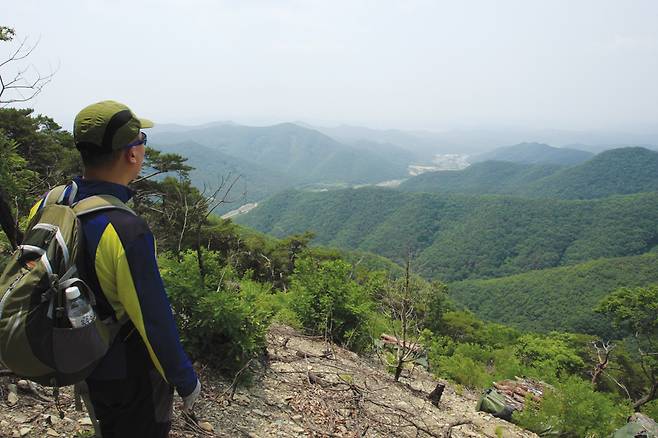 문필봉은 전망이 트여 지나온 산릉이 보이고, 산골짜기에는 구계리마을이 숨은 듯이 앉았다. 왼쪽은 가야 할 등운산이다.