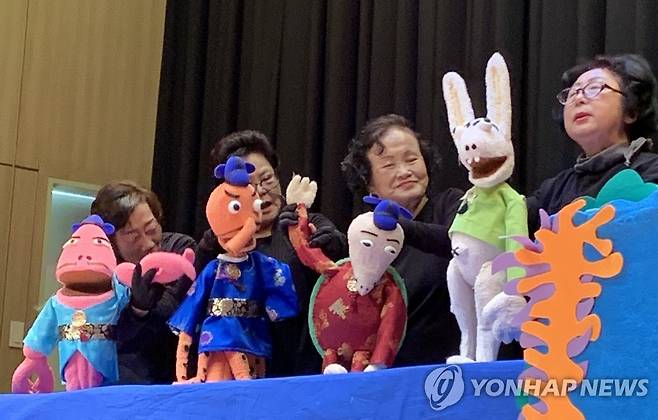 공연하는 어르신 인형극단 '누림' [울산북구노인복지관 제공. 재판매 및 DB 금지]