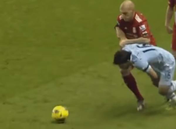 파이팅 있는 수비를 보였던 스크르텔. 세르히오 아구에로와의 몸싸움.