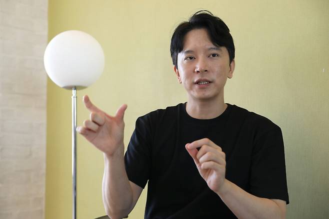 유튜브 채널 <신사임당>을 운영하는 주언규씨가 15일 오후 서울 마포구 도화동 사무실에서 “패배감에 젖어 있지 않으면 기회는 있다”고 말한다. 장철규 선임기자 chang21@hani.co.kr