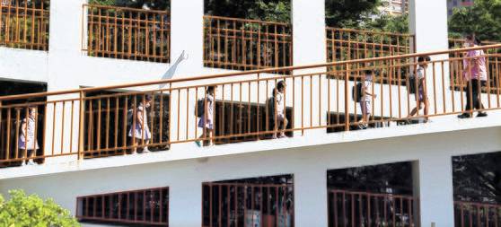 지난달 22일 대구 백합어린이집 어린이들이 거리를 두고 교실에 들어가고 있다. [연합뉴스]