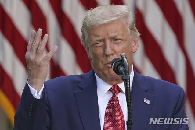 [워싱턴=AP/뉴시스]도널드 트럼프 미국 대통령이 14일(현지시간) 워싱턴 백악관의 로즈가든에서 기자회견을 하고 있다. 2020.07.15
