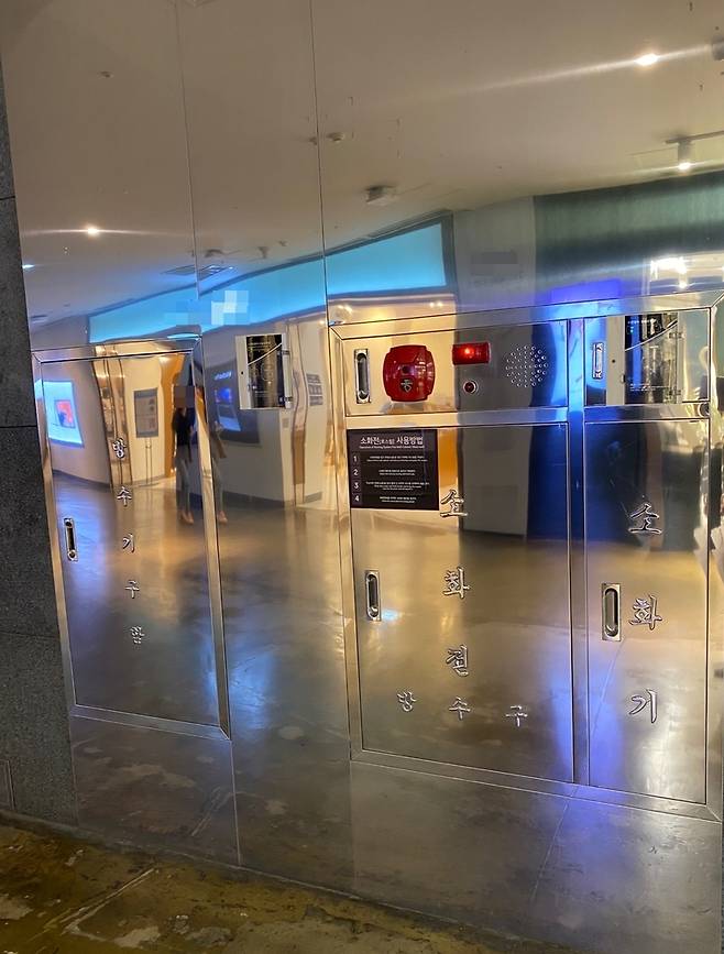 신촌역 지하연결통로에 설치된 소화전 [촬영 정윤경. 재판매 및 DB 금지]