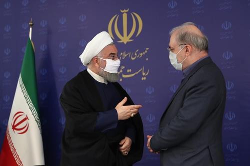 마스크를 쓰고 회의에 참석한 하산 로하니 이란 대통령(좌) [이란 정부 홈페이지. 재판매 및 DB 금지]