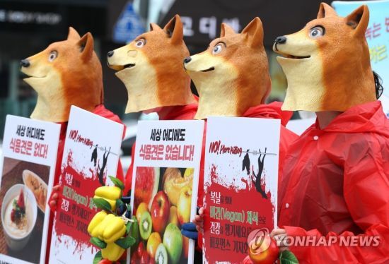 지난 16일 오후 서울 광화문 이순신 동상 앞에서 비건(Vegan) 세상을 위한 시민모임 회원들이 '초복을 맞아 채식으로 건강을 챙기세요' 퍼포먼스를 하고 있다/사진=연합뉴스