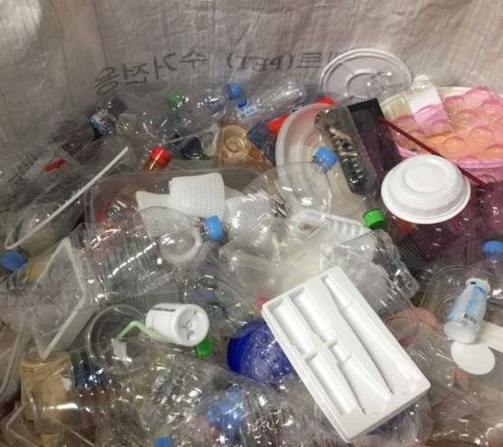 지난 17일 서울 시내 한 아파트 단지의 페트 수거 전용 상황. 한눈에 보기에도 페트가 아닌 다른 소재의 플라스틱이 마구 섞여 있다. 유지연 기자