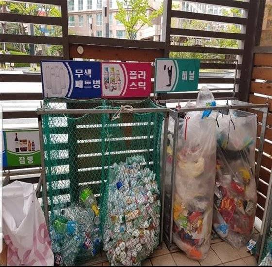 공동주택 투명(무색) 페트병 별도 수거함. 사진 환경부