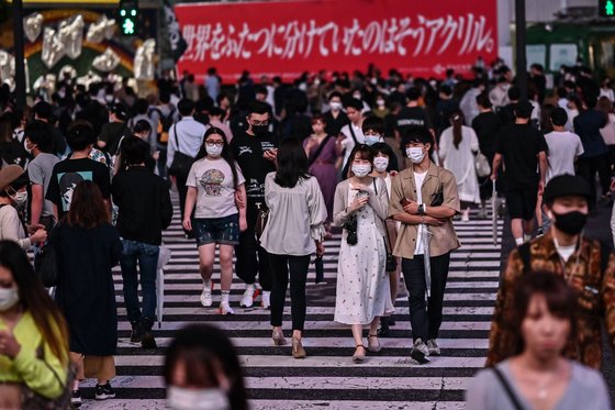 지난 18일 마스크를 쓴 도쿄 시민들이 거리를 걷고 있다. [AFP=연합뉴스]
