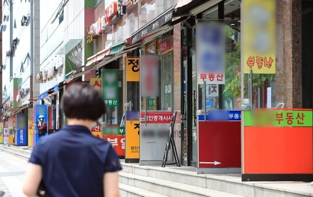 한산한 부동산 중개업소. 매물이 급격히 줄면서 매수 매도자들의 발길이 뜸한 가운데 전셋값은 오르고 있다. (사진=연합뉴스)