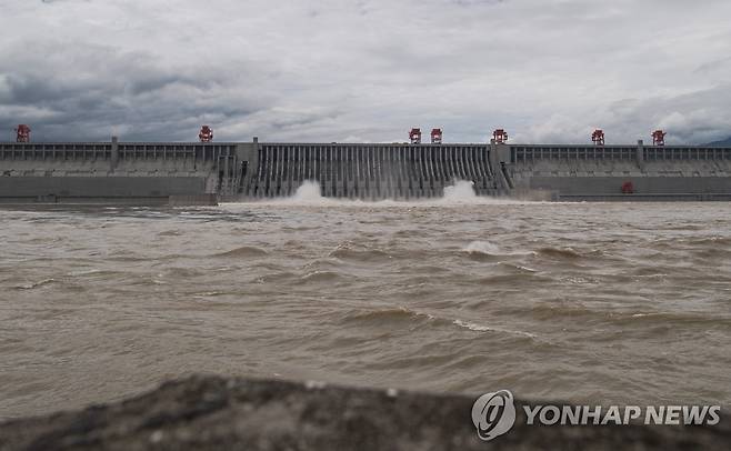 폭우 내리자 수문 개방한 싼샤댐 (우한 신화=연합뉴스) 중국 후베이성 싼샤댐의 방수로에서 대량의 물이 쏟아지고 있다. jsmoon@yna.co.kr