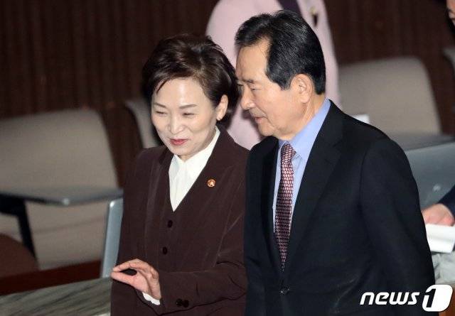 정세균 국무총리와 김현미 국토교통부 장관이 지난 2월19일 오전 서울 여의도 국회에서 열린 제376회 제2차본회의에서 대화를 하고 있다. 2020.2.19/뉴스1 © News1