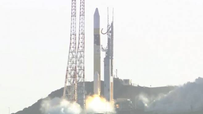 아랍에미리트(UAE)의 화성 탐사선 '아말'이 이달 20일 오전 6시 58분 일본 다네가시마 우주센터에서 일본 우주발사체 H2A에 실려 발사되고 있다. 유튜브 캡처