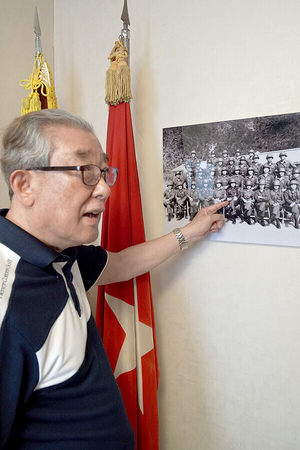 박경석 장군이 대대장 시절 당시 강재구 대위 등 중대장, 소대장 들과 함께 찍은 사진을 보여주고 있다. 강 대위는 다음날 순직했고 이 부대는 재구대대로 명명됐다.